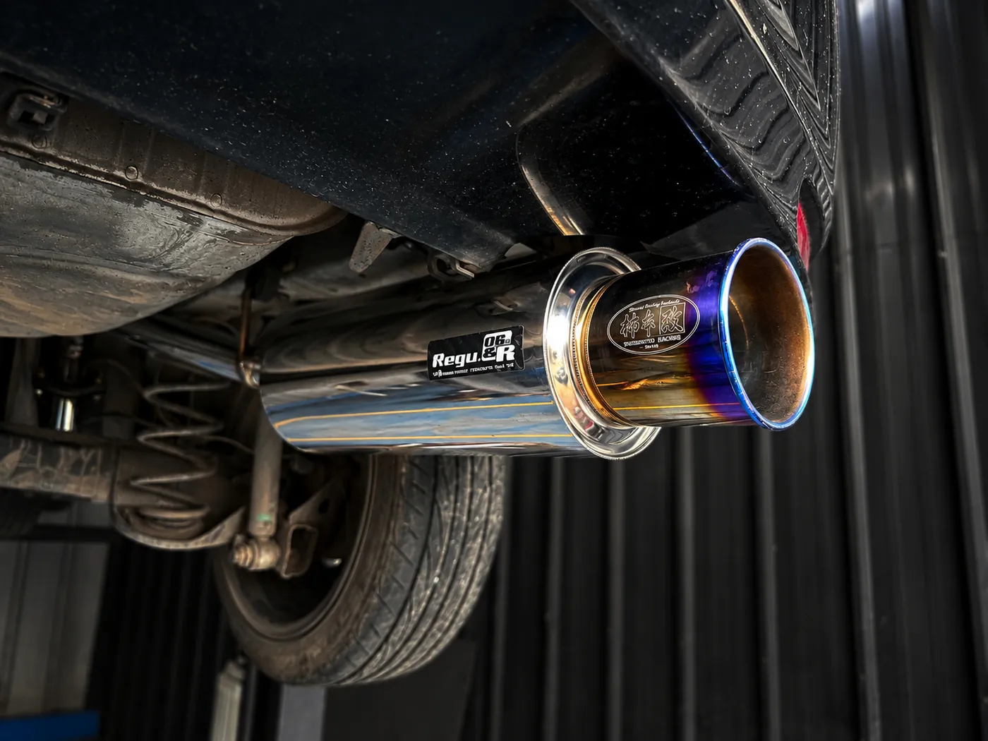 Kakimoto Regu Japan axleback with a burnt-blue tip on a car